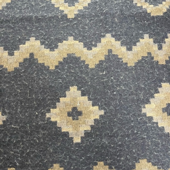 Aritzia mosaic blanket scarf - Picture 7 of 8